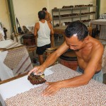 Pembuatan Batik Cap vs Batik Tulis di Indonesia